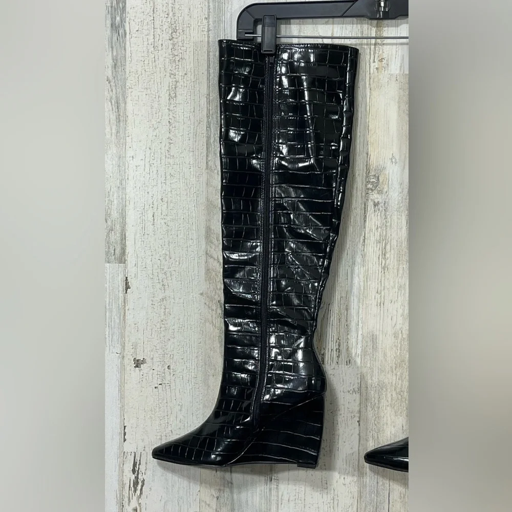 Miss Lola Knee-High Black Boots Faux Animal Skin Texture Zip Up Size 5.5